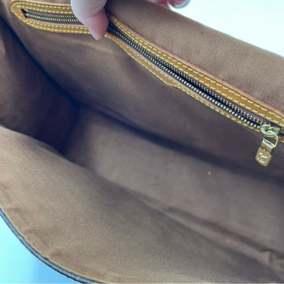 Louis Vuitton Beverly handbag. - Picture 3 of 8